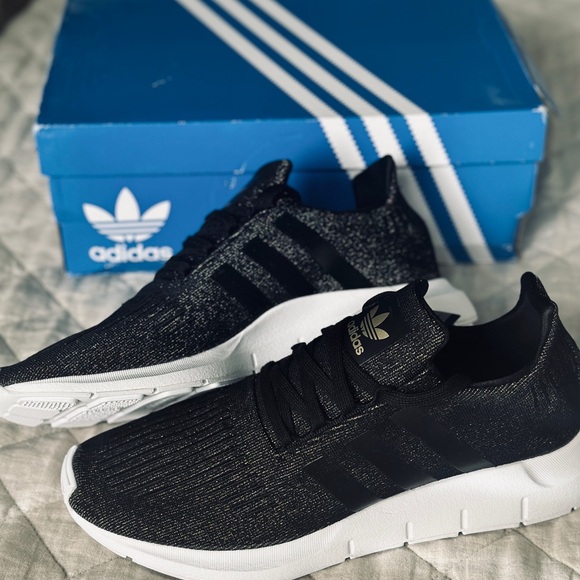 🆕 Adidas Swift Run Sneaker in Core Black with Gold Sparkles. 11M, NWT 🖤🤍///✨ - Picture 12 of 12